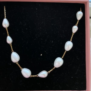 Halsband med pärlor och guldfärgad kedja - Säljer ett elegant halsband med vita pärlor på en tunn guldfärgad kedja. Perfekt för dig som vill ha en stilren accessoar med unik touch.                           Från edblads och det är oanvänt .orginalpris 699kr                          tar emot prisförslag ❤️