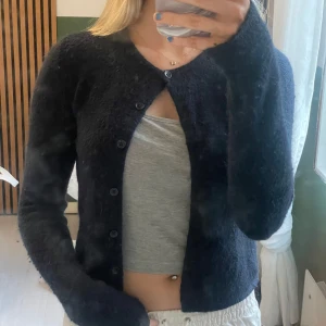 Svart kofta från Gina Tricot - Mysig blå kofta från Gina Tricot med knappar, kan vara lite liten i storleken 