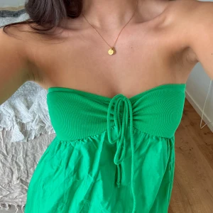 Grön bandeau/halterneck klänning från zara - Sälder denna fina gröna klänning från Zara, går att ha som bandeau som på bild men även halterneck om man vill! Helt oanvänd med prislappen kvar🌻🌺