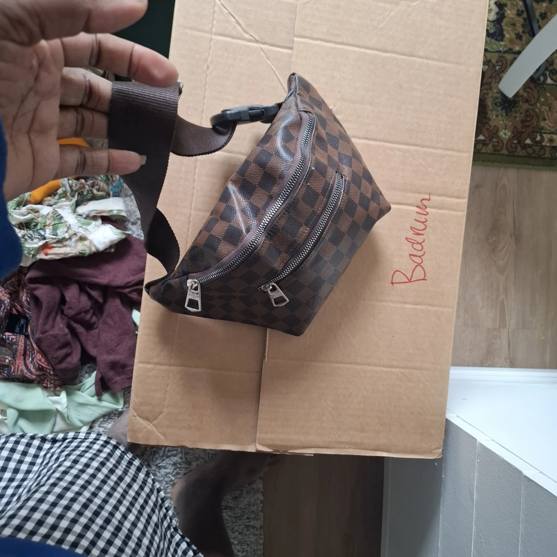 Brun rutig magväska med dragkedjor - 1