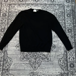Svart tröja från Bläck - En stilren svart tröja från Bläck i storlek L Materialet känns mjukt och passar bra. Den har en bra passform för L/M, jag har L/M i storlek den passar perfekt på mig 