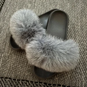 Svarta sandaler med grå päls - Tofflor från Garoff 