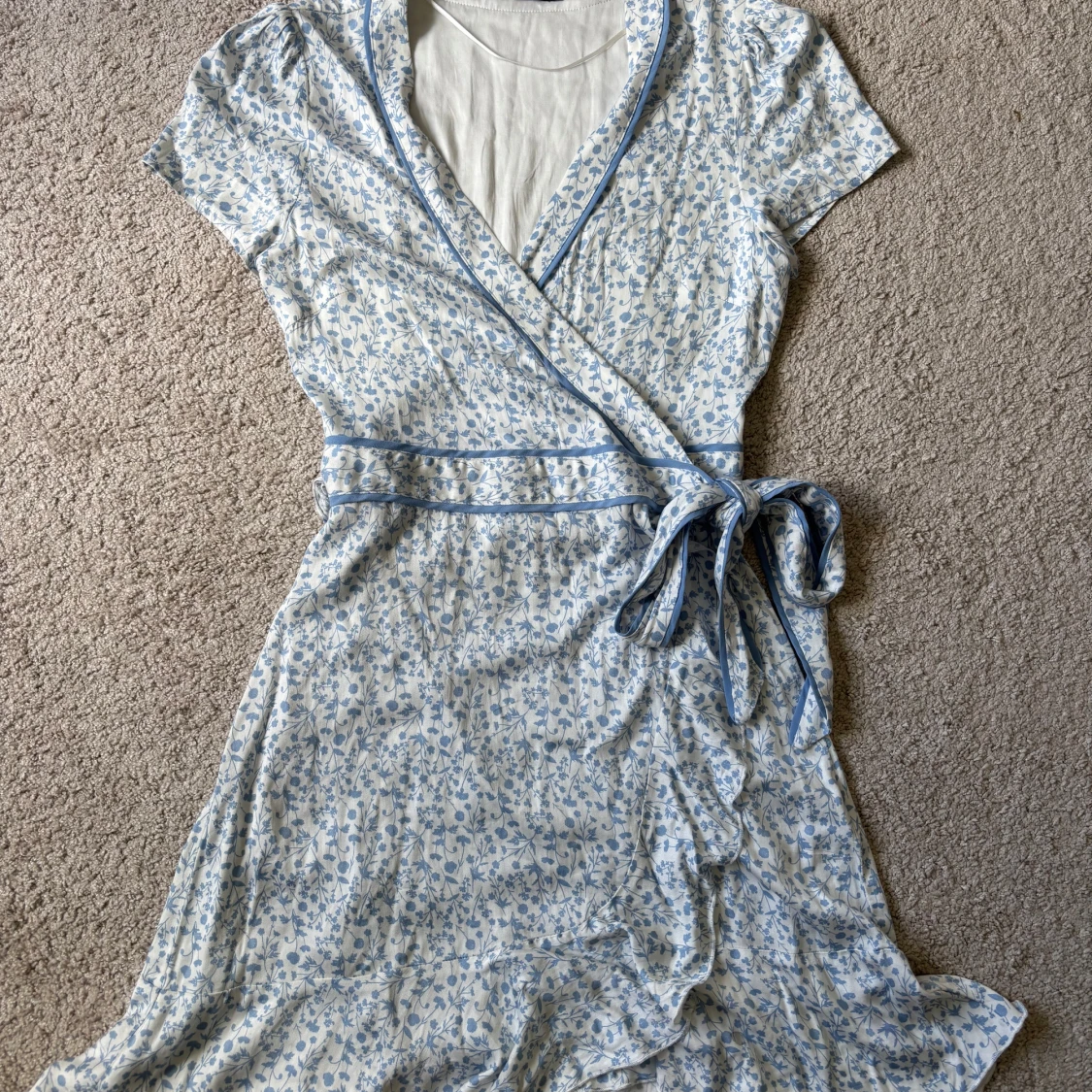 Ljusblå blommig omlott klänning 