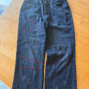 y2k Jeans - Svarta y2k Jeans i storlek S. Använd 2-3 gånger och säljs billigt då de bara ligger i garderoben. Hör av er vid frågor och intresse!