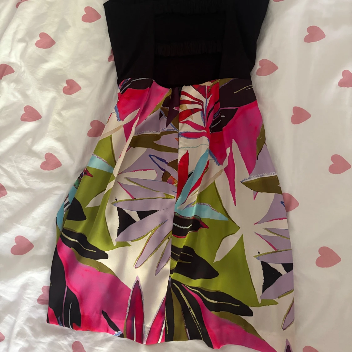 Svart klänning med färgglad blommig kjol och knyt - 3