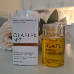Olaplex No.7 Bonding Oil (Ny) - Helt ny & oöppnad Olaplex No.7 Bonding Oil (30 ml). Ger glans, mjukhet & värmeskydd upp till 232°C. Reparerar skadat hår, minskar frizz & förbättrar styrka och lyster – utan att tynga ner. Upphämtning i Göteborg eller frakt. Först till kvarn!