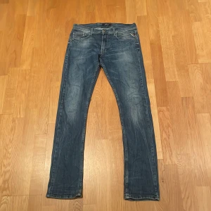 Replay Jeans - Säljer mina sköna jeans från Replay. Modellen är slimfit och är i storlek 30/32. Hör av dig vid frågor/Maxi