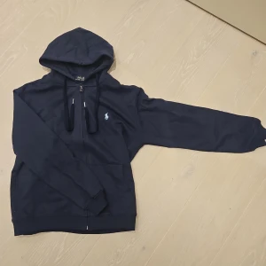 Polo ralph lauren zip up - Polo ralph lauren zip up mörkblå med ljusblå logo.