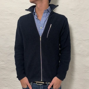 Kofta!  - En as schysst full zip . Storlek M och modellen på bilden är ca 182 cm. Fint skick., köp för endast 349kr.  