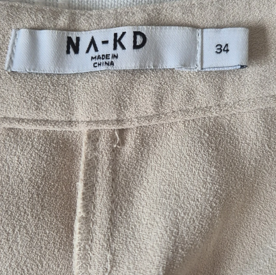 Beige kostymbyxor från NA-KD - 2