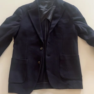 Stickad kavaj - Stickad kavaj från john henric(säljs inte länge), köpt för runt 2000 och aldrig använd. Storlek M och sitter ganska slimfit.