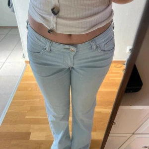 Ljusblå jeans -  Ljusblå jeans som är lågmidjade💗midjemåttet: 37cm , innerbenslängd: 77cm!!