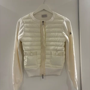 Moncler cardigan - Tjenare! Säljer nu en Moncler cardigan i fint skick! Storlek 1/S den är i extremt bra skick. Postar alltid inom 24h efter köpet! Tveka inte på att höra av er vid frågor.