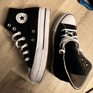 Converse lift high - Provade ute en gång annars helt nya 🖤