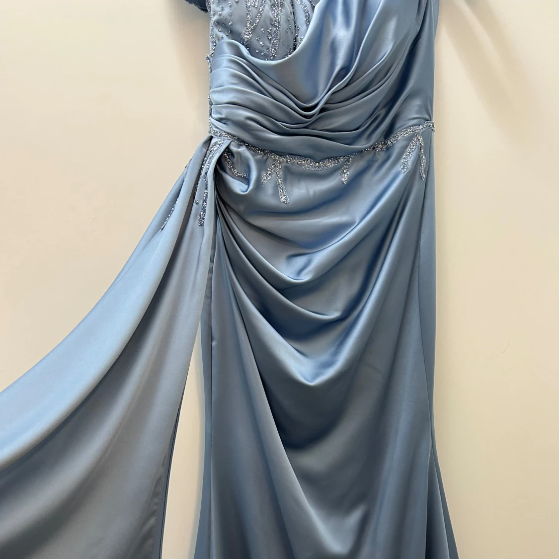 Ljusblå långklänning med drapering och pärldetaljer - 1
