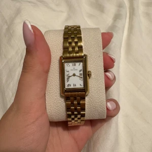 Mockberg klocka - Jätte fin klocka från Mockberg! Inga tecken på användning men använt den sparsamt, klockan är ungefär 16.5 cm lång och har tyvärr inte kvar resten av delarna som förlänger klockan, har inte heller kvar boxen klockan kom i, nypris 1599kr 💕