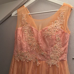 Jätte fint fest klänning och mycket bra skick  - Det används bara två gånger 