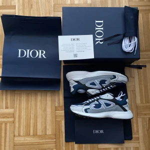 Dior b30 - Säljer dessa fina dior b30. Strlk 41 och är jätte bekväma. Blå vita som passar bra till allt!