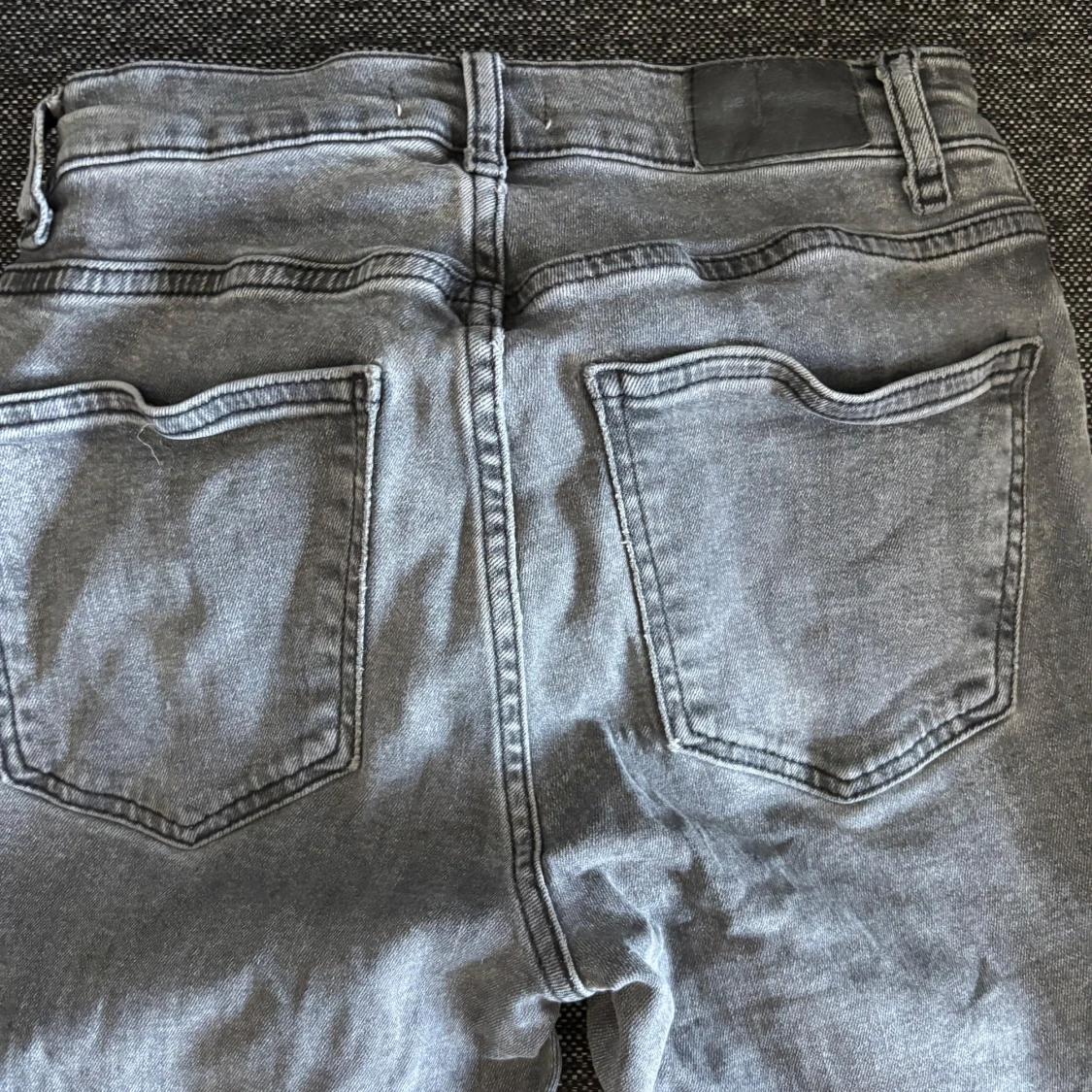 Grå jeans med bootcut från ginatricot - 3