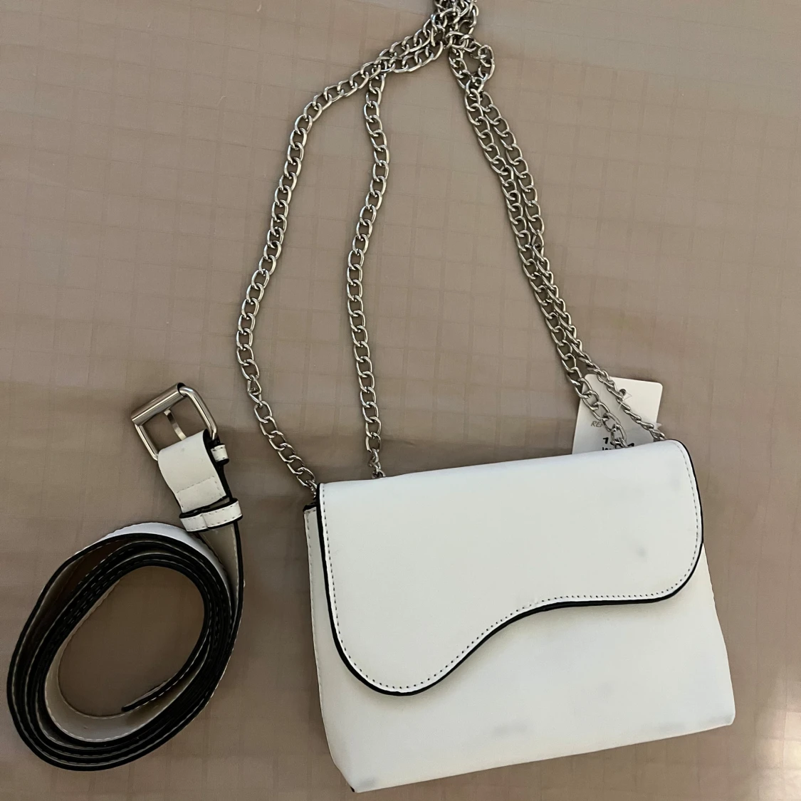 Vit axelväska med silverkedja