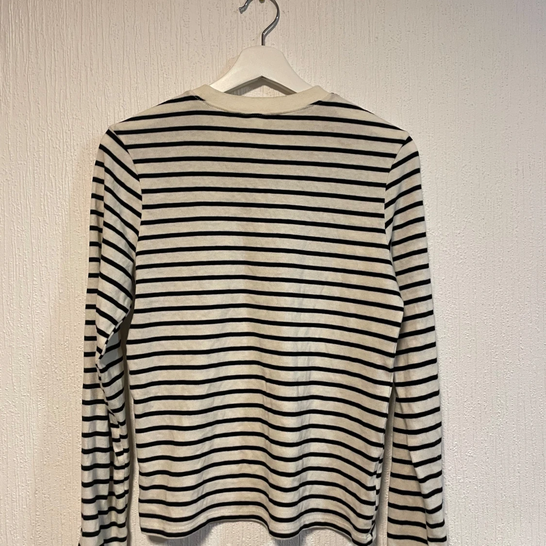 Randig långärmad tröja med guldknappar - 2