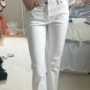 Vita raka jeans - Säljer ett par vita jeans från Big Sunshine med raka ben och klassisk femficksdesign. Byxorna är midwaist  och aldrig andvända. Jag är på bilden 177 cm, innerbenslängden på jeansen är ca 81cm! 