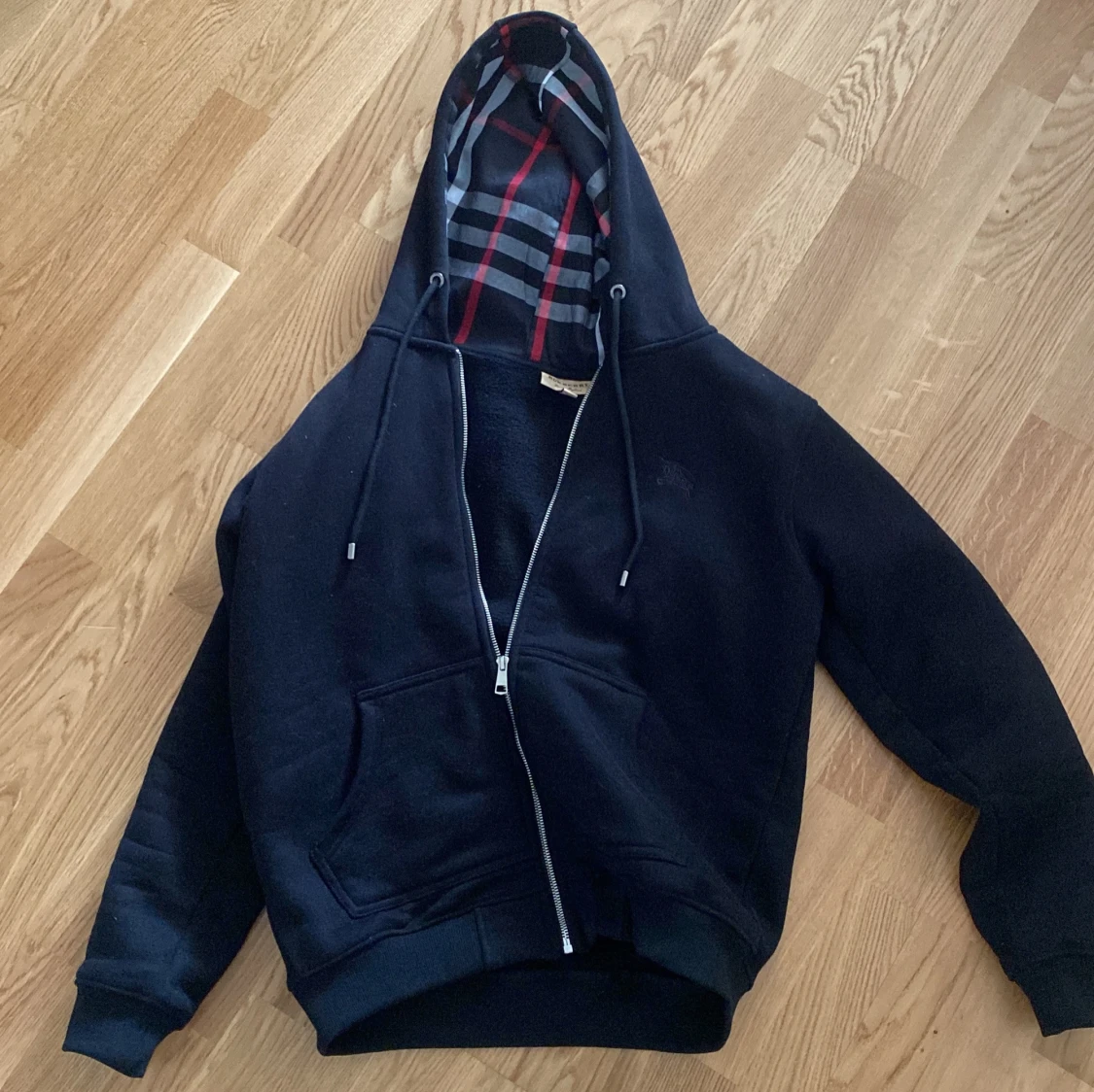 Svart hoodie från Burberry med dragkedja