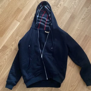Svart hoodie från Burberry med dragkedja - Nyskick