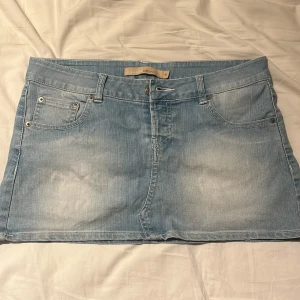 lågmidjad jeanskjol  - jättefin low waist jeanskjol!! mått på bilderna