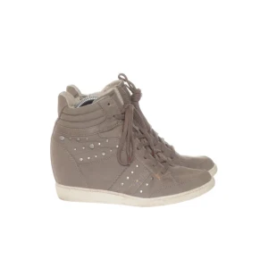 Beige sneakers med kilklack och nitar - Säljer ett par Isabel marant likande skor! De är i bra skick men defekter förekommer då de har använts flitigt.