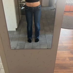 Blå bootcut jeans med broderade bakfickor - Säljer mina lågmidjade jeans då dem börjar bli för korta. Jeansen är köpta från Plick så vet ej märket. Står W30 och L32 men dem är insydda i midjan så att de passar S/36, midjemått rakt över är 37cm, innerbenslängd: 78cm. De är uppsprättade längst ner- se bild 5. Kan tänka mig att diskutera priset lite 🤗⭐️