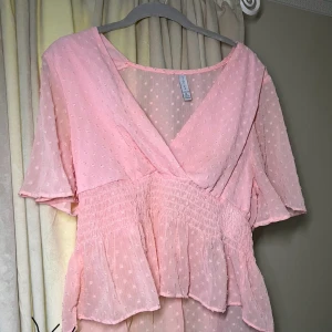 Rosa topp  - Skit söt rosa topp från new yorker i strl  Xl Men sitter som m-l. Inga defekter  