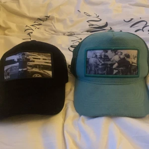 Magiore kepsar (läs beskrivningen först!) - Tja! Jag säljer två av dessa riktigt snygga magiore kepsar som är i riktigt bra skick och passar perfekt för sommaren(nypris ungefär 400kr st) man kan köpa båda för 300kr och en för 150kr. Skriv om minsta lilla fundering!