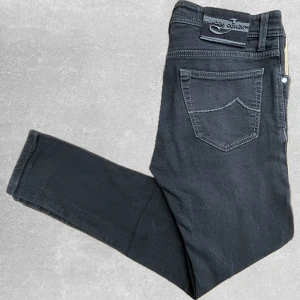 Svarta Jacob Cohen Jeans  - Säljer nu dessa riktigt feta Jacob Cohen Jeansen. Storlek 30. Model 688, Slim-Fit. Väldigt fint skick. Ny pris ca 5000kr! Mitt pris endast 1099✅. Hör av dig om du undrar något eller vill ha fler bilder!