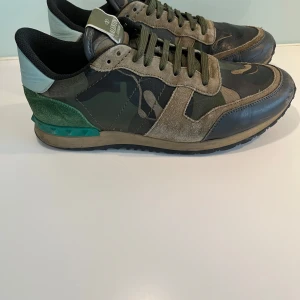 Valentino rockrunners - Säljer nu dessa sjukt snygga valentino rockrunners pga att de tyvärr inte passade mig. Storlek 41.5🌟pris är inte hugget i sten och kan diskuteras vid snabb affär. Vid minsta fundering är det bara att höra av sig!