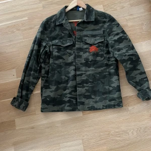 Overshirt  - Tjena! Säljer nu denna feta camo overshirt! Storleken är M🙌 För fler frågor eller bilder är det bara att skriva🤝