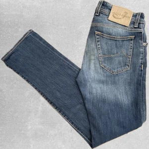 Blåa Jacob Cohen Jeans  - Säljer nu dessa riktigt feta Jacob Cohen Jeansen. Storlek 30. Model 688C, Slim-Fit. Nyskick ser helt oanvända ut. Ny pris ca 5000kr! Mitt pris endast 1299✅. Hör av dig om du undrar något eller vill ha fler bilder!