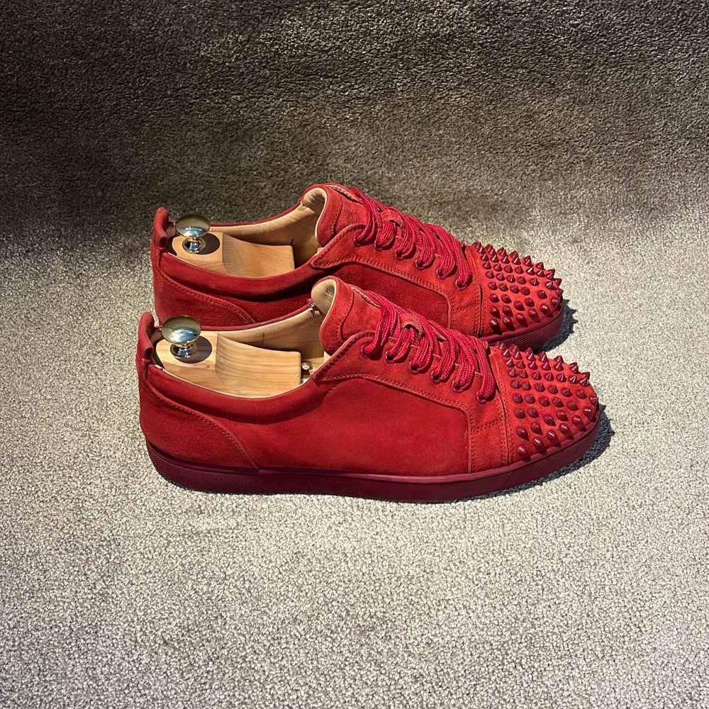 Hej! Säljer dessa riktigt snygga och unika röda Christian Louboutin skor i ett suveränt skick! Mycket fint skick på både den inre och den yttre delen av skorna! Saknas endast en nit men är inte särkilt svårt att skaffa sig billigt ändå! 😊skorna har en röd mocka med glansiga nitar, röd sula samt en vinröd midsula med glansig finish! Jag står självklart för att skorna är äkta! Box och dustbag medföljer vid köp 🤝 Mvh DC. Kengät.