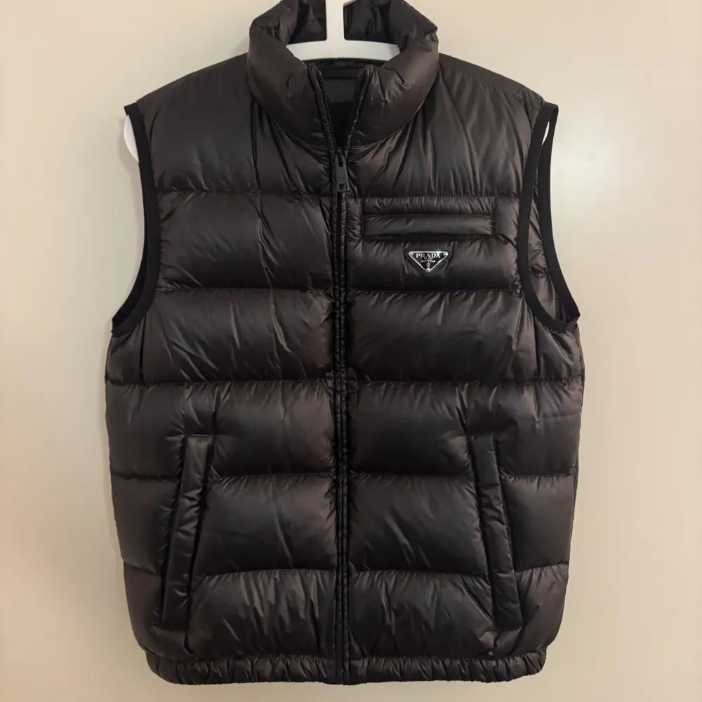 Prada Väst Svart, storlek 44/XS. Väldigt fint skick.. Takit.