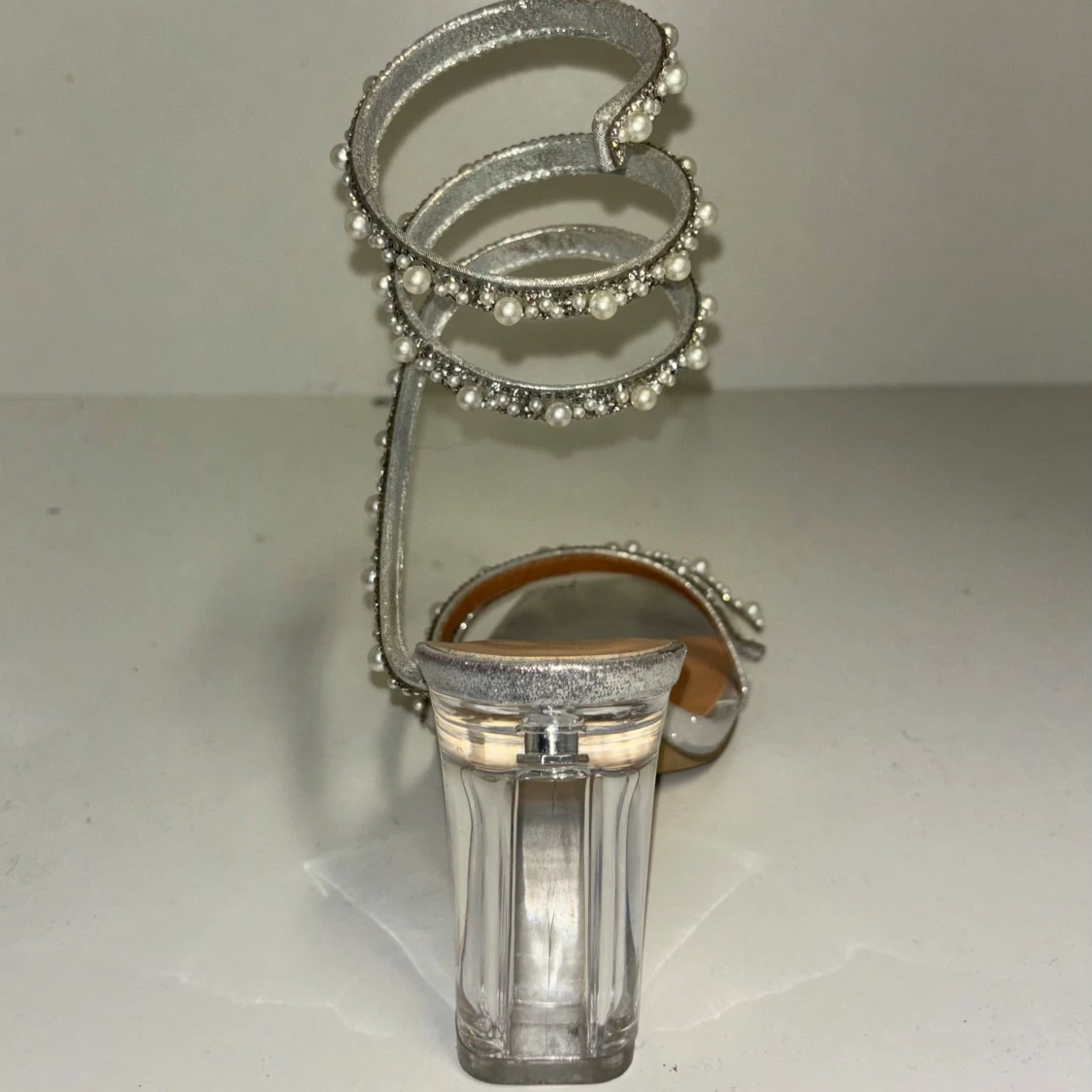 Silvriga klackskor med pärldetaljer - 4