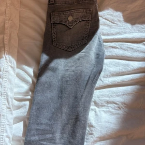 Grå jeans med fickdetaljer - Säljer dessa jeans från Gina eftersom dom aldrig används💕dom är i storlek 170 och passar mig som är 34 i jeans 