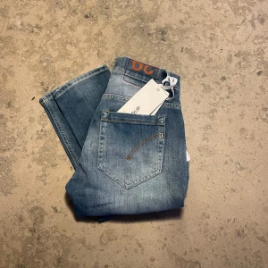 Dondup Jeans - Säljer dessa otroligt feta och trendiga jeans från dondup. Modellen är George! Skicket är helt nytt med tags! Butikspris:3500kr+. Storlek 29 W! 