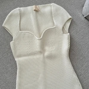 H&M topp  - Säljer då den inte kommer till användning. Endast använd en gång. Den har inga defekter eller slitage. OBS! Bilderna är lånade 💕