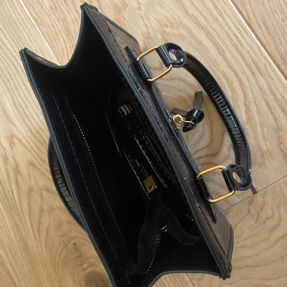 Svart handväska med krokodilmönster - 2