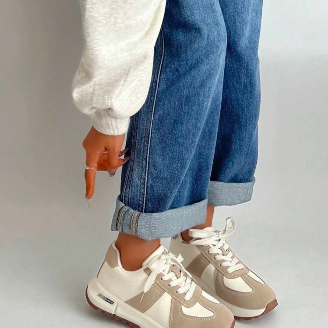Beige och vita sneakers