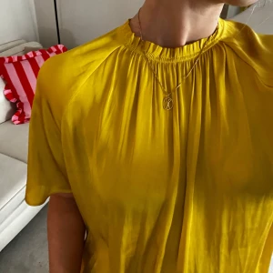 Gul blus från Wera - Säljer denna superfina blus med underbar passform från Wera! Säljer då gult tyvärr inte är min färg, superfin till sommaren💛