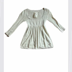 Babydoll tröja - Supersöt beige vintage babydolltröja från hollister med trekvartsärmar. Tröjan har några små hål på framsidan och på ena ärmen (se bilder!!) men det går nog absolut att laga💗storlek xs (liten i storlek)! Använd köp nu💞