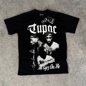 TUPAC tryck tee - Säljer en helt ny oanvänd Tupac t shirt. Sjukt snygg men va lite stor för mig. Storlek S passar oversized. Skick 10/10. Nypris 350kr. Följare får 50kr rabatt!
