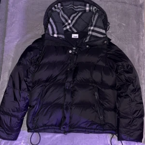 Burberry jacka - Har aldrig sålt här innan så känner att jag hellre möts upp elle kör via Swish 