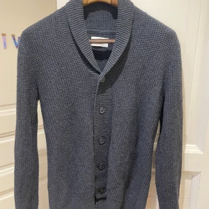 Reserved kofta - Säljer en stilren grå kofta från Reserved. Perfekt för kyliga dagar. Storlek S Skick 9,5/10. Hör gärna av er om ni har funderingar!⭐️